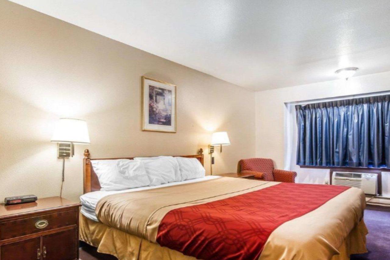 Rodeway Inn & Suites Madison East Kültér fotó