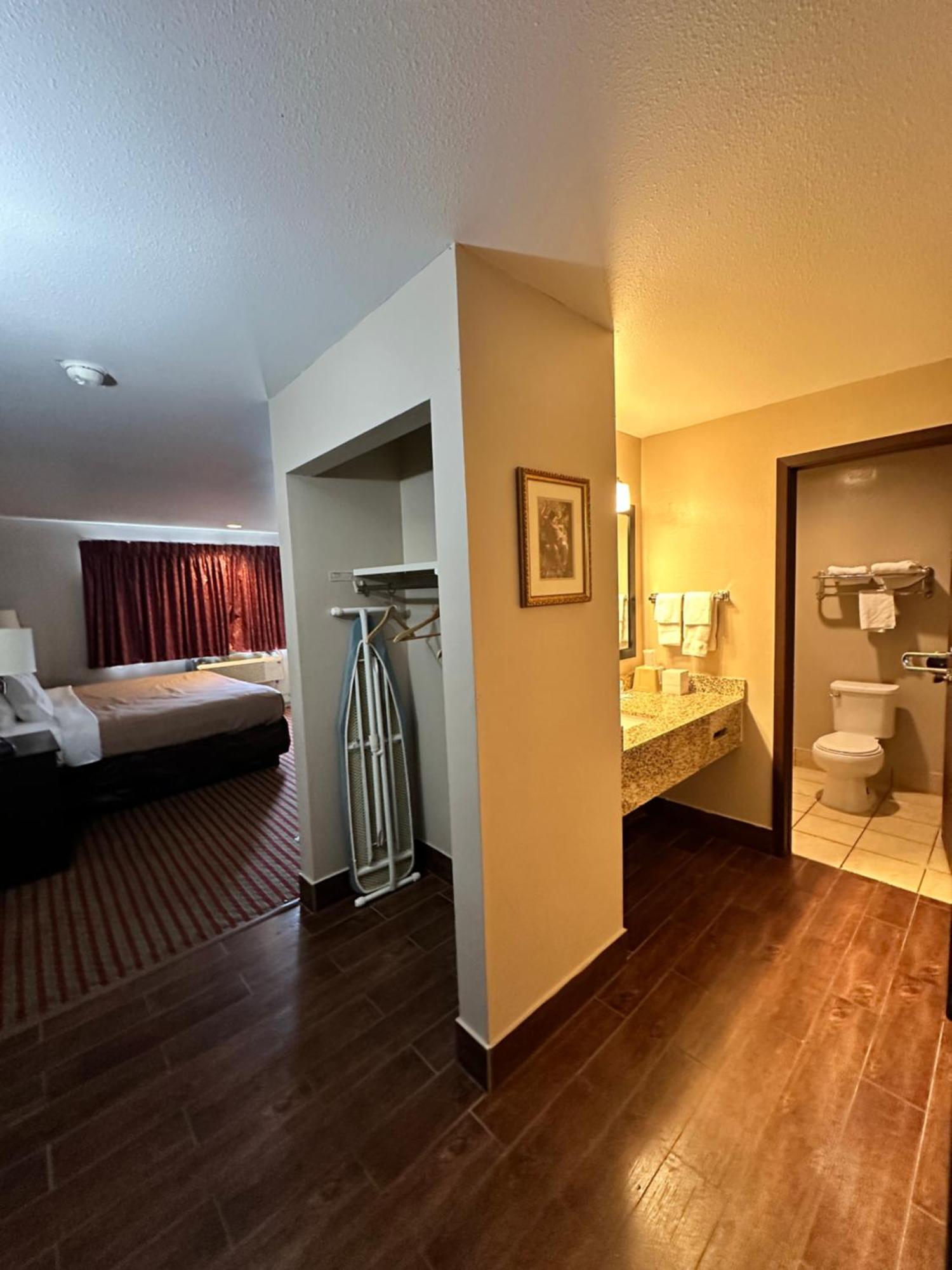 Rodeway Inn & Suites Madison East Kültér fotó