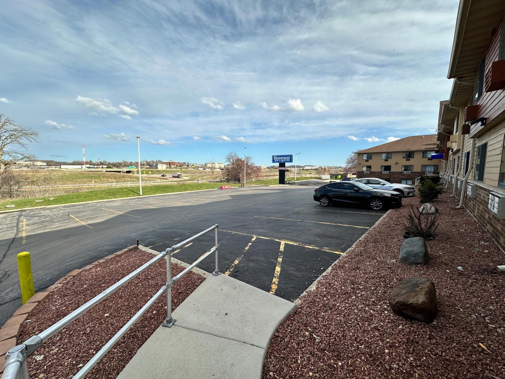 Rodeway Inn & Suites Madison East Kültér fotó