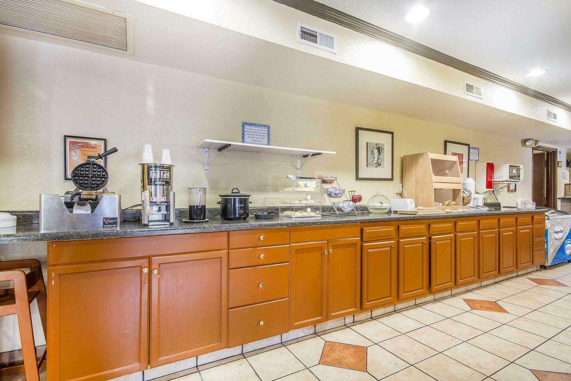 Rodeway Inn & Suites Madison East Kültér fotó